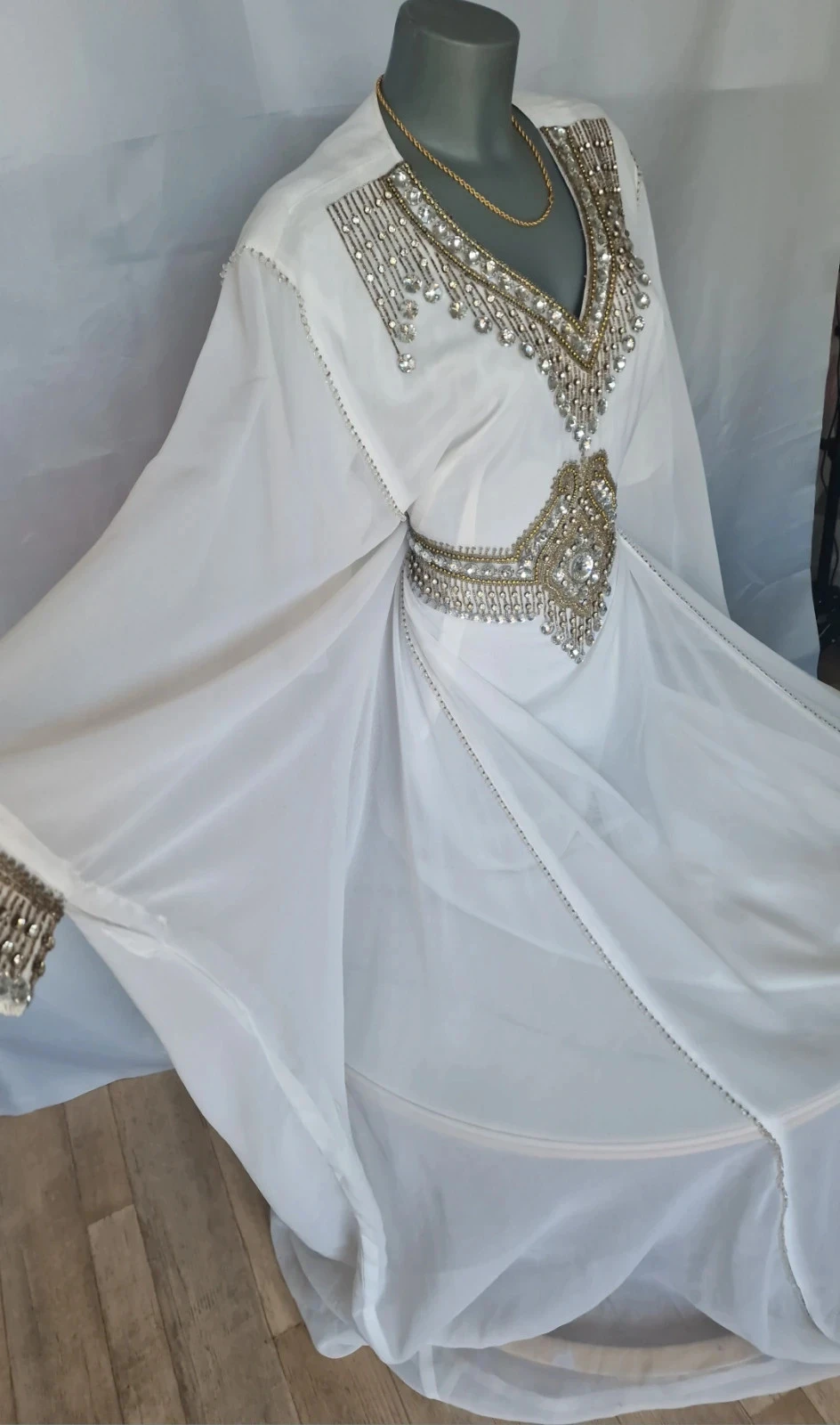 Robe Dubai blanche mariage strass & perles – S/M/L ajustable – portée 1 fois – photo 15